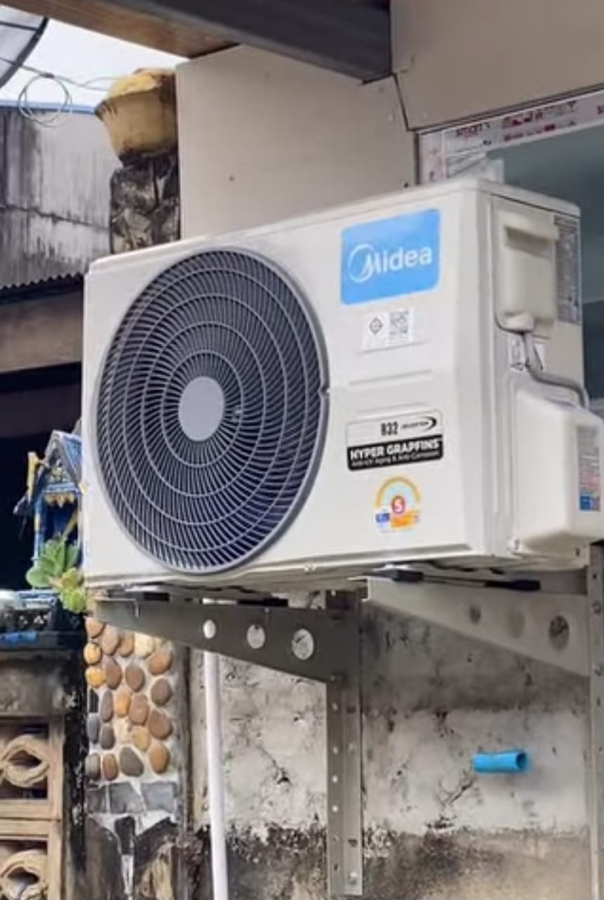 Inverter aircon outdoor unit being connected – OSIP Refrigeration Cape Town